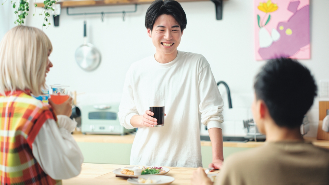 男女が会話をしている様子