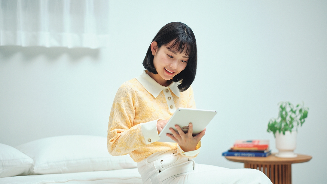 タブレットを操作している様子