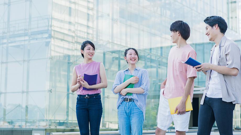 男女がグループが会話している様子