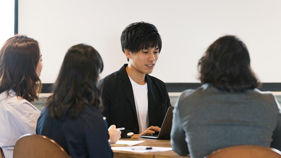 会議で意見を出し合っている様子